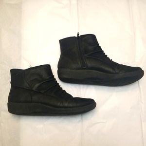 Clarks black booties ankle boots size 8 Cloudsteppers